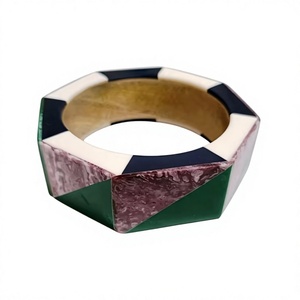 Bracelet tendance fait main en résine avec motif de paix pour femme, bijou de créateur contemporain, cadeau de mode - Product Image 1