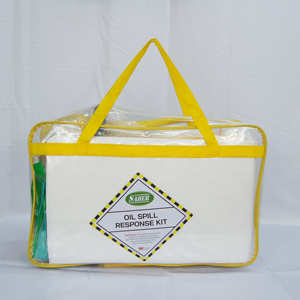 Kit anti-déversement d'hydrocarbures SABER prêt pour le terrain, 30 litres, avec sac souple, robuste, pour camions utilitaires et chantiers isolés - Product Image 1