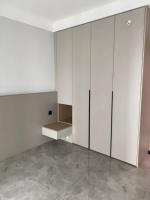 Armoire moderne en bois massif Solution de rangement intemporelle pour chambre à coucher ou couloir Mobilier de maison DIY durable et peu encombrant
