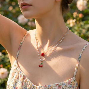 قلادة عصرية جديدة لربيع 2026 بتصميم الفراولة والكرز مع سلسلة لؤلؤية بأسلوب حلو للبيع بالجملة - Product Image 5