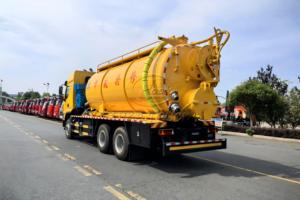 Camion de nettoyage des égouts Chenglong H5 à 10 roues, fabriqué en Chine, avec moteur auxiliaire et aspiration puissante pour le nettoyage des fosses septiques - Product Image 4