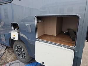 2 Autocaravanas de Lujo con Escalón Eléctrico, TV de 22 Pulgadas, Lavadora de 3 kg, Refrigerador de 148 L, Tanque de Agua de 160 L, Panel Solar de 800 W para Viajes a la Playa - Product Image 6