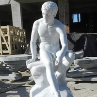 Klassische Griechische Stil Villa Garten Weißer Marmor Sitzende Männliche Nacktfigur Statue