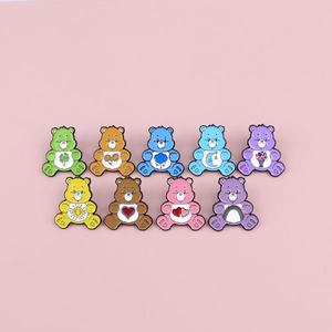 Al por mayor: Broches de metal esmaltados con diseño de oso de dibujos animados, creativos, para ropa y como accesorio para bolsos, ideales como souvenir, en buen stock. - Product Image 1