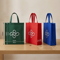 Smaragdgrüne Vliestasche mit individuellem Logo, 3D-Ultraschall-Verarbeitung, wiederverwendbare Einkaufstasche für luxuriöse Bio-Lebensmittel-Boutiquen und Marken.