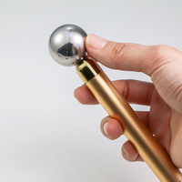 Handgehaltene Elektrische Eisgloben Schönheitsgerät Aluminiumlegierung Gesichts-Vibrationsmassagegerät Kaltmassageball Faltenentferner für das Gesicht