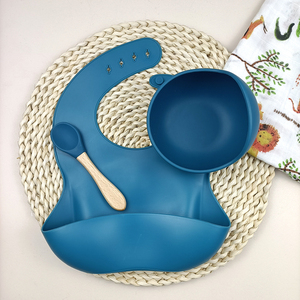 ชุดภาชนะใส่อาหารซิลิโคนแบบกำหนดเองพร้อมช้อนด้ามไม้ ผ้ากันเปื้อนกันน้ำ ชามดูดติดพื้นผิว OEM โลโก้สั่งทำ ที่รองอาหาร Babero - Product Image 3