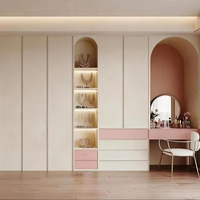 Armoire intégrée HAIYUE de luxe moderne rose crème avec coiffeuse intégrée, placard en bois multicouche avec éclairage LED pour chambre à coucher