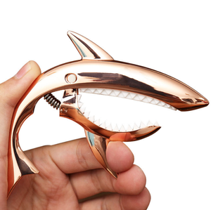 Bán Hàng Trực Tiếp Từ Nhà Sản Xuất Cá Mập Gỗ Và Kim Loại Điều Chỉnh Clip Kẽm Hợp Kim Đàn Guitar Điện Capo Với Biểu Tượng Tùy Chỉnh - Product Image 3