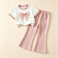 Ensemble deux pièces d'été tendance pour filles avec logo personnalisé, t-shirt à col contrastant et motif nœud, et pantalon évasé côtelé – Vente en gros