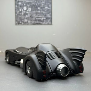 Modellino Auto Batman 1989 in Metallo Pressofuso 1:32 con Suoni, Luci e Funzione Pullback - Giocattolo da Collezione - Product Image 6