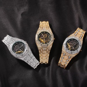 Relojes Mecánicos de Acero Inoxidable de Alta Calidad en Negro y Dorado con Esfera de Cristal, Manecillas y Diseño de Lujo con Cristales - Product Image 4