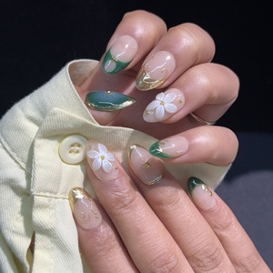 Ongles courts en amande faits à la main, motif floral blanc, feuillage vert menthe et doré, ongles floraux rafraîchissants pour le printemps et l'été - Product Image 1