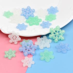 Cabochons en résine flocon de neige scintillant coloré Kawaii pour Noël, à dos plat, pour bijoux, artisanat et accessoires de décoration de Noël - Product Image 2