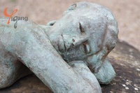 Escultura de bronce de cobre fundido y latón de diseño personalizado estatua de jardín de niña reclinable directa de fábrica estatua de bronce de niña desnudo