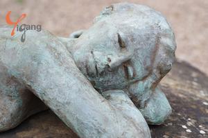 맞춤형 디자인 주조 구리 및 황동 청동 조각 공장 직접 안락 의자 소녀 정원 동상 누드 청동 소녀 동상 - Product Image 4