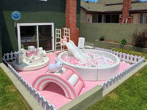 Parque Infantil Interior Móvil <span class=keywords><strong>de</strong></span> <span class=keywords><strong>Madera</strong></span> con Tobogán <span class=keywords><strong>de</strong></span> Plástico Blanco y Rosa para Niños Pequeños, Guarderías, Jardines <span class=keywords><strong>de</strong></span> Infancia y Centros Comerciales, 13x13 pies, Resistente - Product Image 2
