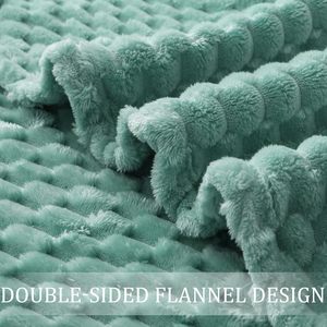 Plaid de luxe en flanelle gaufrée effet écaille de tortue 3D, doux et confortable, texture nid d'abeille, en polaire gaufrée couleur turquoise, 100% polyester - Product Image 6