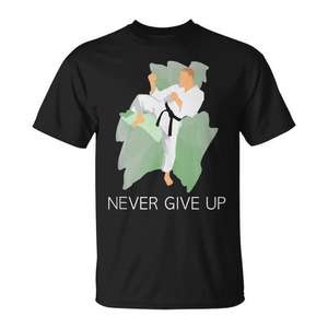 Camiseta de artes marciales con dibujos animados de Karate Never Give Up, camiseta negra 100% algodón de manga corta con cuello redondo para hombre - Product Image 1