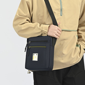 Sac bandoulière vintage en toile imperméable pour homme avec logo personnalisé, fermeture éclair antivol durable - Product Image 2