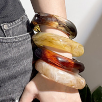 Nouveau Coloris Bracelet Jonc en Résine Carré à Effet Halo, Bijou de Main Irrégulier Épais pour Femme en Acrylique, Idéal Cadeau
