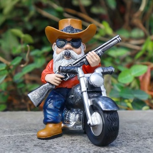 ヴィンテージのカウボーイがバイクに乗る樹脂製彫刻、白いひげと葉巻を持つクールなバイカー、赤いシャツと青いジーンズを着たウェスタンスタイルのフィギュア - Product Image 1
