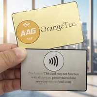 Cartes intelligentes métalliques personnalisables avec fente pour puce NFC brossée circulaire pour les programmes de fidélisation numériques des entreprises