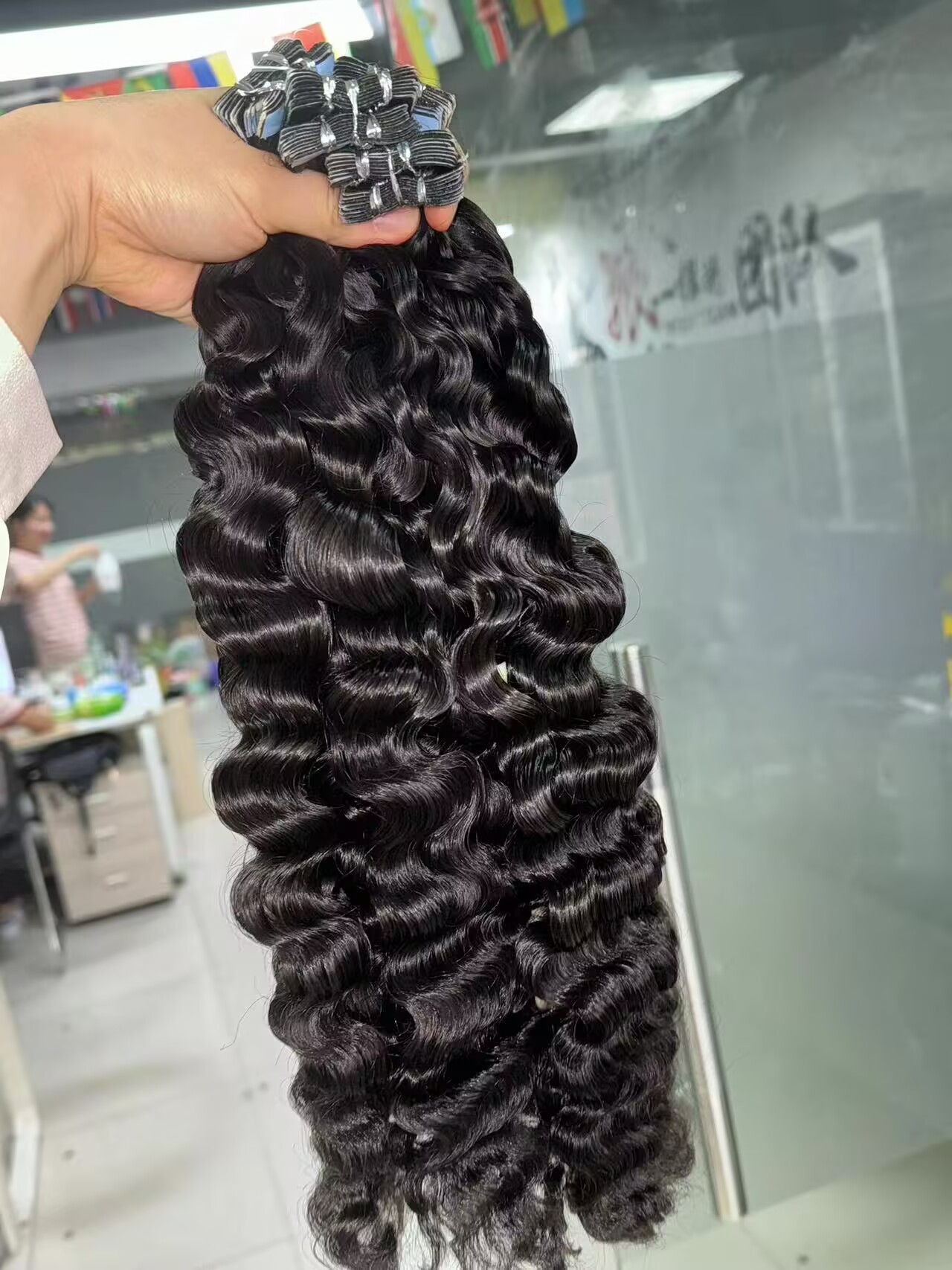 1 paquete de extensiones adhesivas rizadas birmanas, 50 gramos.