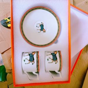 Juego <span class=keywords><strong>de</strong></span> Tazas <span class=keywords><strong>de</strong></span> Café <span class=keywords><strong>de</strong></span> Cerámica <span class=keywords><strong>de</strong></span> Alta Gama Marca H con Platos <span class=keywords><strong>de</strong></span> Postre <span class=keywords><strong>de</strong></span> Dos Niveles y Tazas con Diseño <span class=keywords><strong>de</strong></span> Caballo y Utensilios - Product Image 4