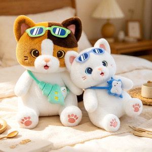 Peluche Gatto con Occhiali da Sole Stile Estivo, Adorabile Gattino Morbido, Bambola Imbottita, Cuscino Morbido Delicato sulla Pelle, Compagno di Sonno per Bambini - Product Image 1