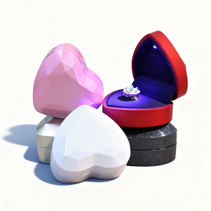 Boîte à bague LED en forme de cœur à facettes, en carton brillant, design diamant multi-facettes, doublure en velours violet, fermeture magnétique - Product Image 1