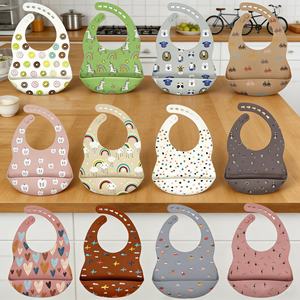 Bavoir bébé en silicone souple, imperméable, avec manches, sans BPA, attrape-miettes, style bandana - Product Image 1