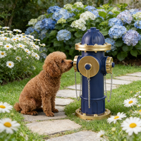 Sculpture en résine de style vintage, bleu et or, en forme d'hydrant, design bicolore peint à la main avec des détails de chaîne aspect métal pour la décoration de bureau