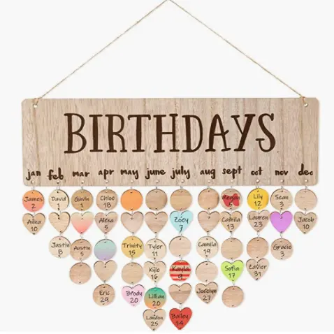 Panneau de calendrier d'anniversaire suspendu au mur avec 50 étiquettes de cœur en bois, Plaque de suivi de rappel d'anniversaire en bois