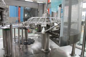 Ligne d'embouteillage d'eau automatique à grande vitesse pour animaux de compagnie 3L 5L 8L 10L Usine de production 500ml Capacité de remplissage avec pompe à moteur - Product Image 4