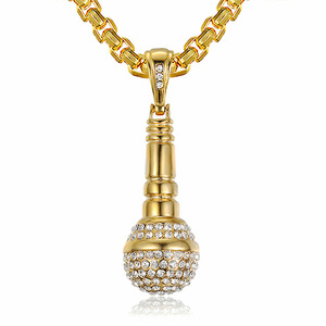 Collier pendentif microphone hip-hop Yunnique en acier inoxydable plaqué or avec diamants pavés, bijoux de fête unisexe DZ811 fabriqué à Dongguan - Product Image 1