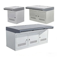 Console de travail pour deux personnes pour salles de surveillance, 1200*900*750mm ; Poste de travail de bureau incurvé sur mesure pour centres de commandement.
