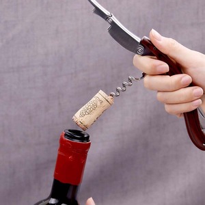 Ensemble <span class=keywords><strong>d</strong></span>'ouvre-bouteille de vin multifonctionnel <span class=keywords><strong>en</strong></span> acier inoxydable 420 personnalisé, style classique, <span class=keywords><strong>tire</strong></span>-<span class=keywords><strong>bouchon</strong></span>, coupe-capsule, manche <span class=keywords><strong>en</strong></span> <span class=keywords><strong>bois</strong></span> <span class=keywords><strong>d</strong></span>'<span class=keywords><strong>olivier</strong></span> - Product Image 4