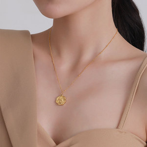 Collar con Colgante Floral de Acero Inoxidable Hipoalergénico Chapado en Oro para Mujer con Cadena de Varias Capas, Elegante Regalo de Joyería - Product Image 5