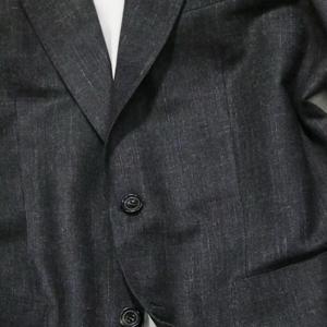 Blazer de costume d'affaires italien en laine gris foncé sur mesure pour homme avec doublure exclusive inspirée de l'anime. Vente en gros de confection sur mesure pour B2B - Product Image 6