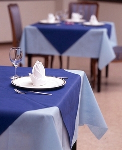 Nappe <span class=keywords><strong>de</strong></span> Table Non Tissée Perforée PP Nappe <span class=keywords><strong>de</strong></span> Chemin Non Tissée Couverture <span class=keywords><strong>de</strong></span> Table à Manger Jetable pour Banquet - Product Image 3