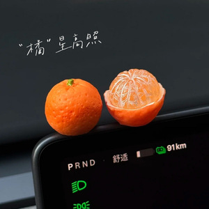 Adorno de Coche de Resina Roja Brillante con Diseño de Lichi Naranja Semipelado, Adhesivo Decorativo de Dibujos Animados para Consola Central - Product Image 4