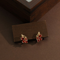 18K Vergoldete Blatt-Ohrstecker, Smaragd/Rot Perle CZ Blatt-Klappohrringe Wellenförmige Huggie-Ohrringe Luxus-Partyschmuck für Damen