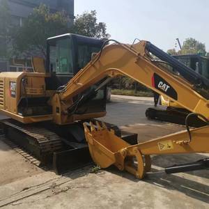 Excavatrice sur chenilles 305.5E2 d'occasion à faible nombre d'heures de fonctionnement, 5,5 tonnes, godet de 0,22 m, entièrement reconditionnée par des experts, prête à l'emploi. - Product Image 2