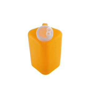 Urinoir en plastique jaune 13x13x26.5cm, rectangulaire, pour usage d'urgence en milieu hospitalier - Product Image 1