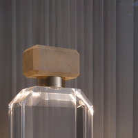 Bouteille de parfum géante factice personnalisée en résine acrylique pour vitrine de magasin, idéale pour les lancements de parfums et l'affichage en pop-up.
