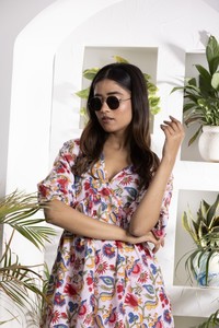 Robe imprimée multicolore à manches kaftan pour femme avec détail volanté et ourlet évasé pour un look élégant, confortable et décontracté. - Product Image 3