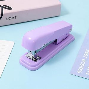 Juego de Oficina Morado al por Mayor 8 en 1: Grapadora, Quitagrapas y Grapas, con Logotipo Personalizado para Vendedores, <span class=keywords><strong>Material</strong></span> <span class=keywords><strong>Escolar</strong></span> y de Oficina - Product Image 3
