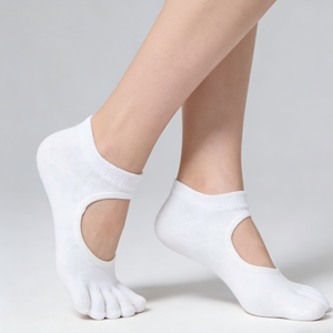 Chaussettes élégantes antidérapantes en tricot à cinq doigts pour femmes, chaussettes de Pilates blanches personnalisées à la mode pour jeunes avec sangle creuse - Product Image 1