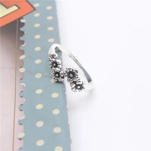 Anello di Moda con Fiori di Ciliegio, Design Floreale Minimalista ed Elegante, Gioiello da Indossare Quotidianamente per Donne - Product Image 6